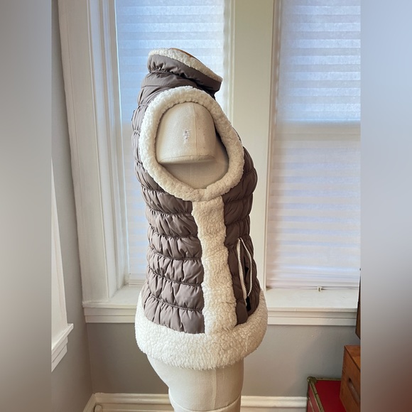 Calvin Klein Vest - size Medium - Picture 7 of 7